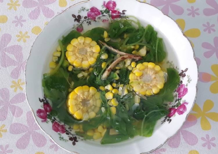 Proses Menyiapkan Sayur Bening Bayam, Bisa Manjain Lidah