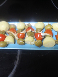 Una foto de Banderillas con boquerones y patatas