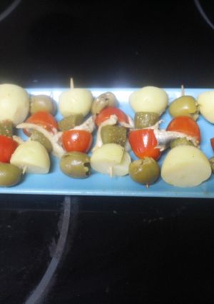 Una foto de Banderillas con boquerones y patatas