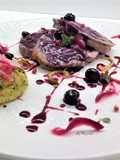 Noce di vitello arrosto cotto con sale grosso aromatizzato, salsa di mirtilli e polpetta di zucchine