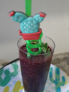 Una foto de Jugo de berries y mentas