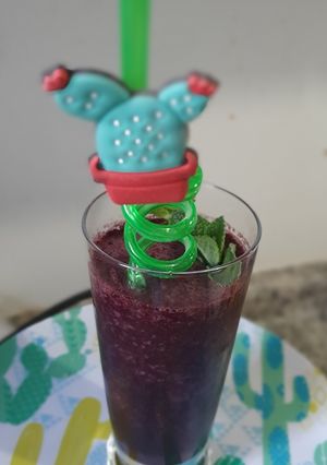 Una foto de Jugo de berries y mentas