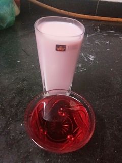 घर पर बनाई रूह अफजा सिरप (Ghar per banai Rooh Afza syrup recipe in hindi) रेसिपी मुख्य फोटो