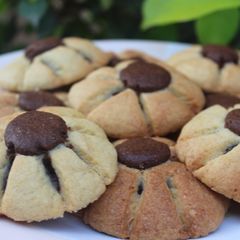 A picture of Chocolate flower cookies.