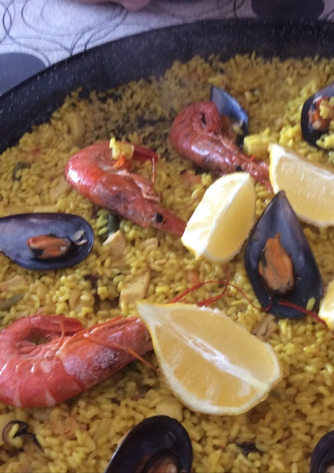 Una foto de Paella de marisco estilo el sentirte