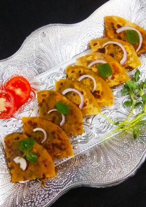 मेथी-पनीर पराठा (Methi Paneer Paratha Recipe In Marathi) रेसिपी चे मुख्य फोटो 