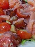 Ensalada tibia con salmón ahumado, dátiles, cherry y mezclum
