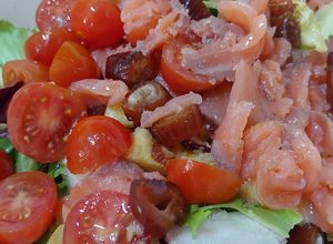Foto principal de Ensalada tibia con salmón ahumado, dátiles, cherry y mezclum