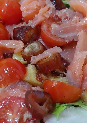 Una foto de Ensalada tibia con salmón ahumado, dátiles, cherry y mezclum