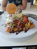 Waffle completo com topping de chocolate, bolacha crocante e gelado de baunilha
