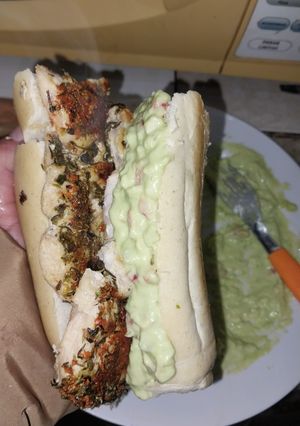 Una foto de Sandwich de pollo y palta
