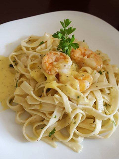 Una foto de Pasta Alfredo con camarones