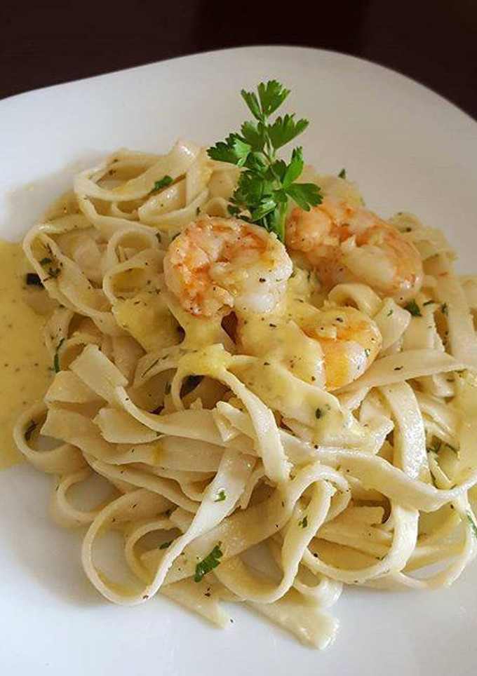 Una foto de Pasta Alfredo con camarones 