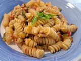 Pasta cu Ton, Dovlecei si Rosioare