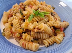 O poză a rețetei Pasta cu Ton, Dovlecei si Rosioare.