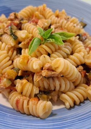 O poză a rețetei Pasta cu Ton, Dovlecei si Rosioare.