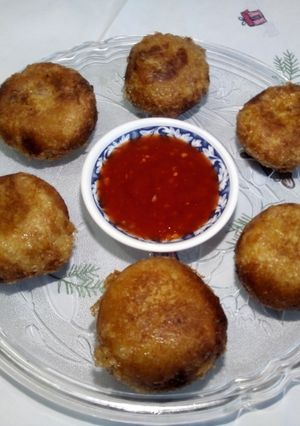 A picture of Bread and Chicken Balls.
