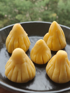इंस्टेंट मावा मोदक(Instent Mawa Modak recipe in hindi) रेसिपी मुख्य फोटो