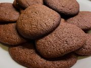 Una foto de galletas de chocolate