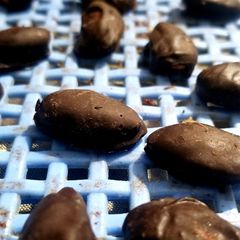 Chocolate almonds A picture of Chocolate almonds.