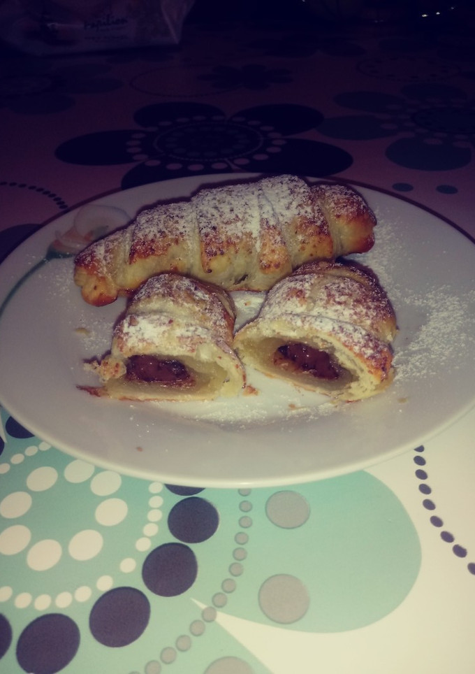 Nutellával töltött kis kiflik dióval megszórva 😋😋 recept fotója
