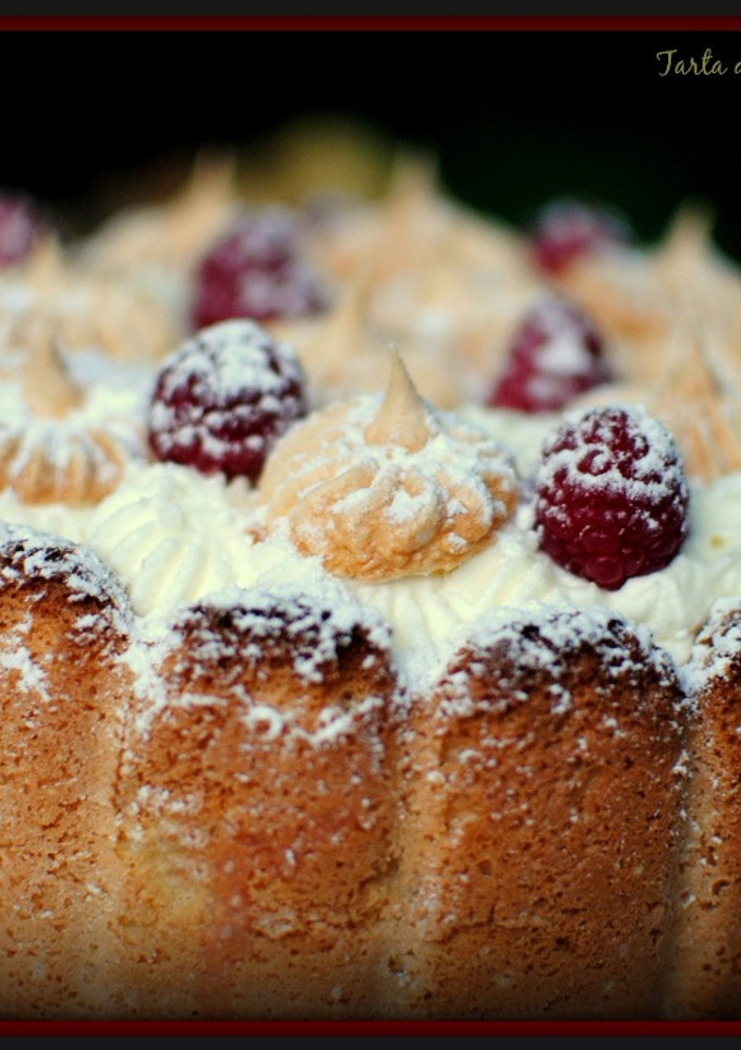 Una foto de Tarta de tres leches con frutos rojos