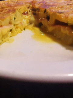 Una foto de Tortilla rellena con jamón y queso