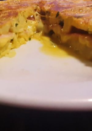 Una foto de Tortilla rellena con jamón y queso