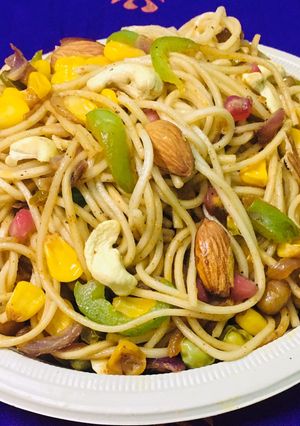कॉर्न, वेज, ड्राईफ़्रूट मिक्स स्पेगिटी रेसिपी मुख्य फोटो