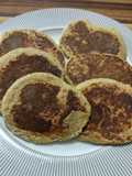 Mini pancakes με βρώμη, μπανάνα, αβοκάντο και φυστικοβούτυρο