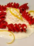 Fusilloni rossi con barbabietola mandorle e limone su crema di bufala