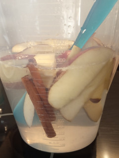 Una foto de Agua para ayudar la digestión de manzana y canela