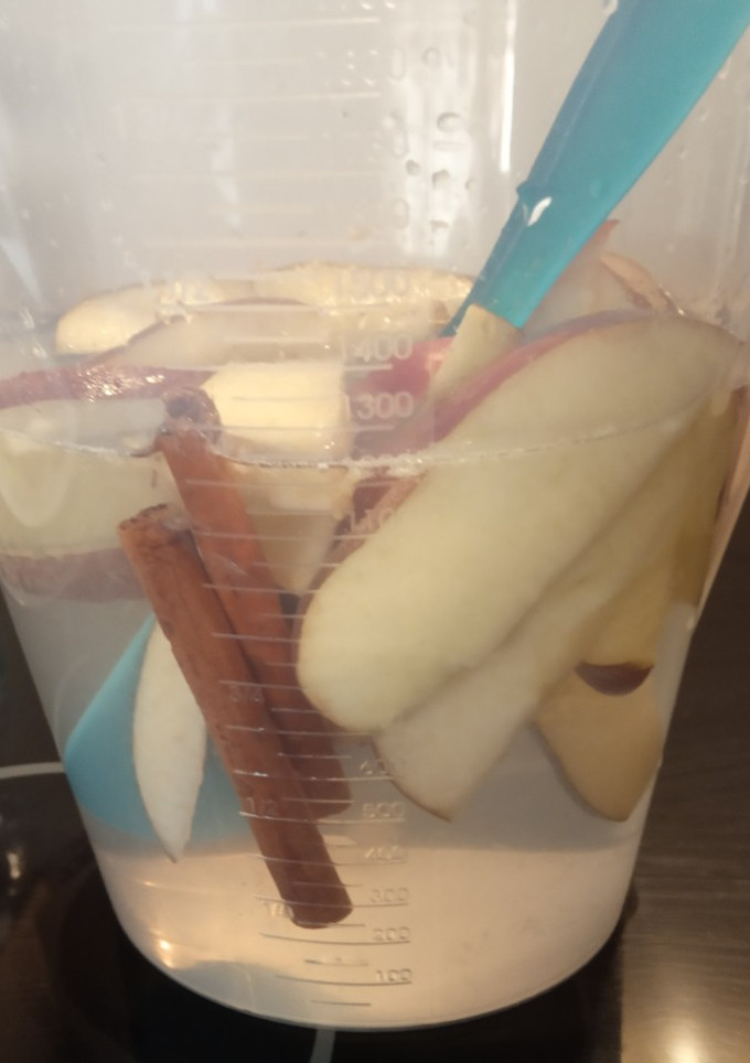 Una foto de Agua para ayudar la digestión de manzana y canela