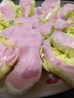Una foto de Cogollos con jamón y salsa de yogurt