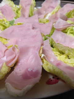 Una foto de Cogollos con jamón y salsa de yogurt