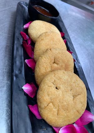 A picture of Aalu Pyaj Ki Kachori.