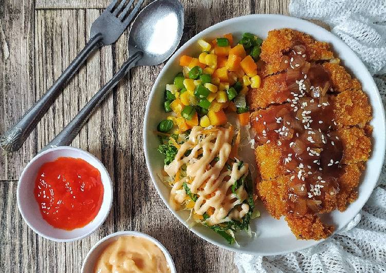 Chicken Katsu dengan Salad Sayuran Sederhana