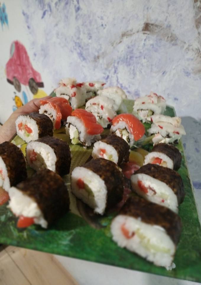 Домашні суші з червоною рибою, м'яким сиром, крабовими паличками у норі