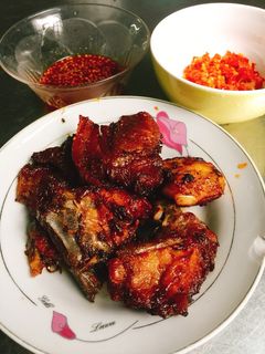 Hình của món Sườn, ba rọi một nắng chiên.