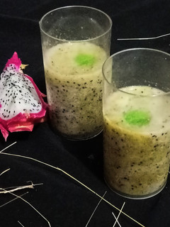 કીવી અને ડ્રેગન ફ્રૂટ જ્યુસ (Kiwi Dragon Fruit Juice Recipe In Gujarati) રેસીપી મુખ્ય ફોટો