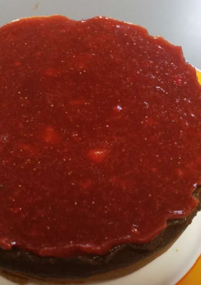 Una foto de Cake de nutella con crema de fresas