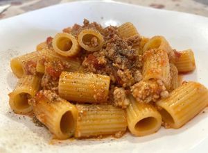 Foto di Mezze Maniche alla Bolognese, con Tritato di Vitello, Maiale e Cinghiale