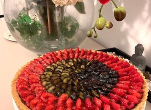 Foto de Torta de chocolate com framboesas e mirtilos sem cozimento