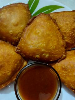 સમોસા (Samosa Recipe In Gujarati) રેસીપી મુખ્ય ફોટો