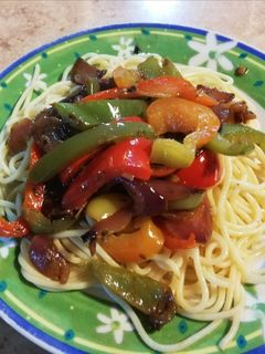 Una foto de Tallarines con salteado de morrón