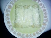Una foto de enchilada suiza de queso