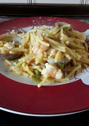 Una foto de Fideos con almejas y langostinos