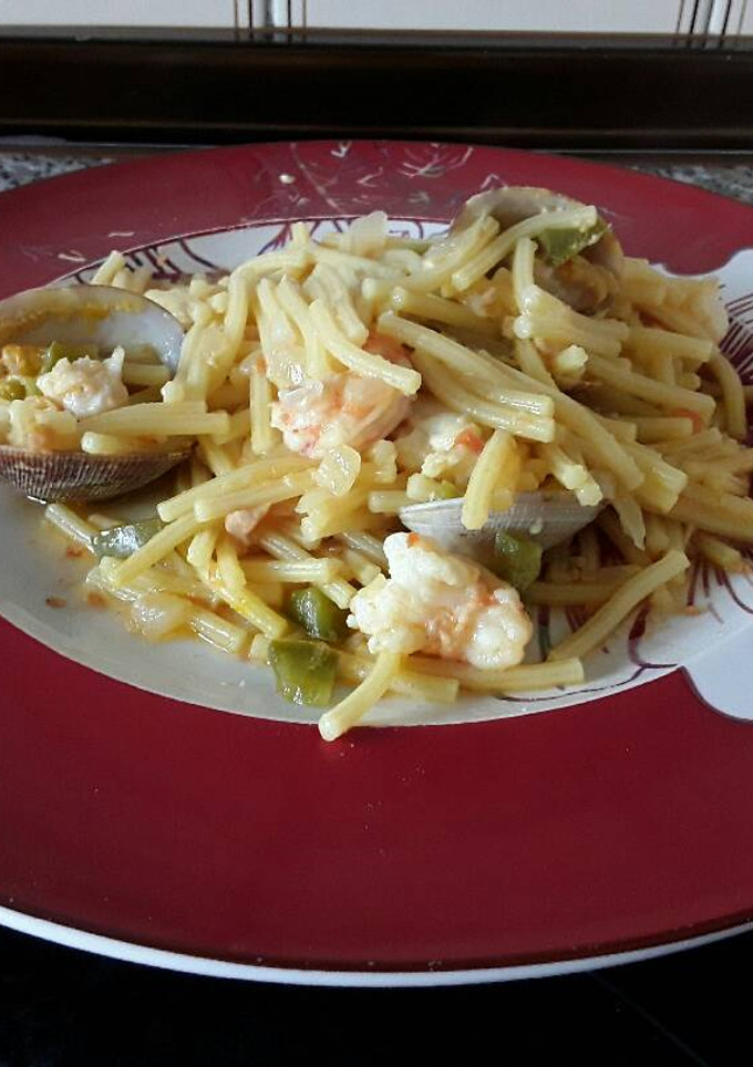 Una foto de Fideos con almejas y langostinos
