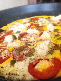 عکسی از دستور تخم مرغ گوجه با پنیر😋
