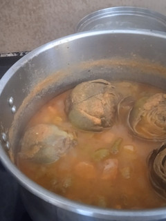 Una foto de Guiso de habas con alcachofas y costillas